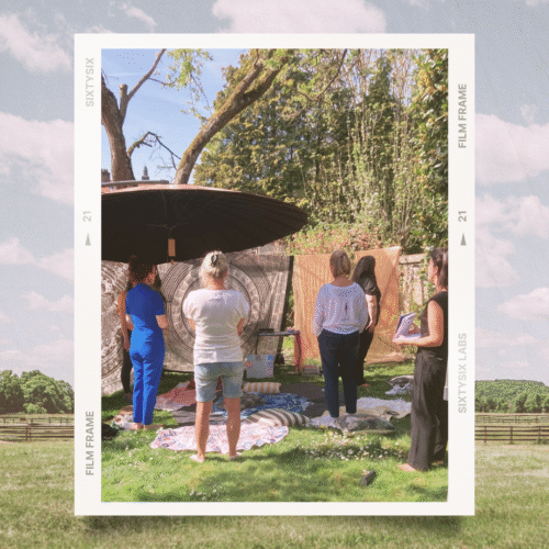 Groupe de femmes debout en cercle dans un jardin, participant à un atelier Corps et Émotions pour développer l’écoute de soi et la douceur intérieure.